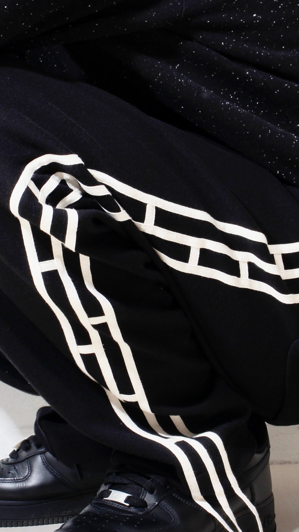 "amida" line track pants / black