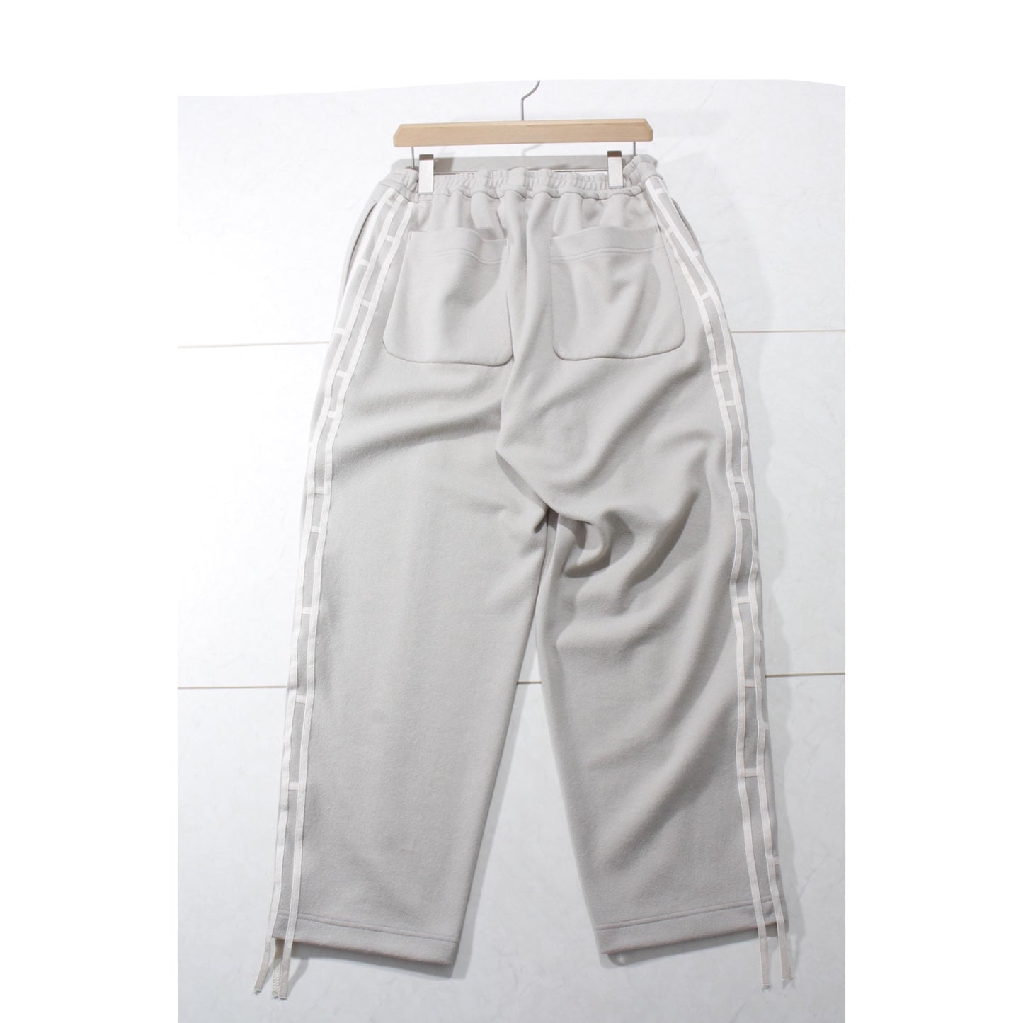 "amida" line track pants / beige