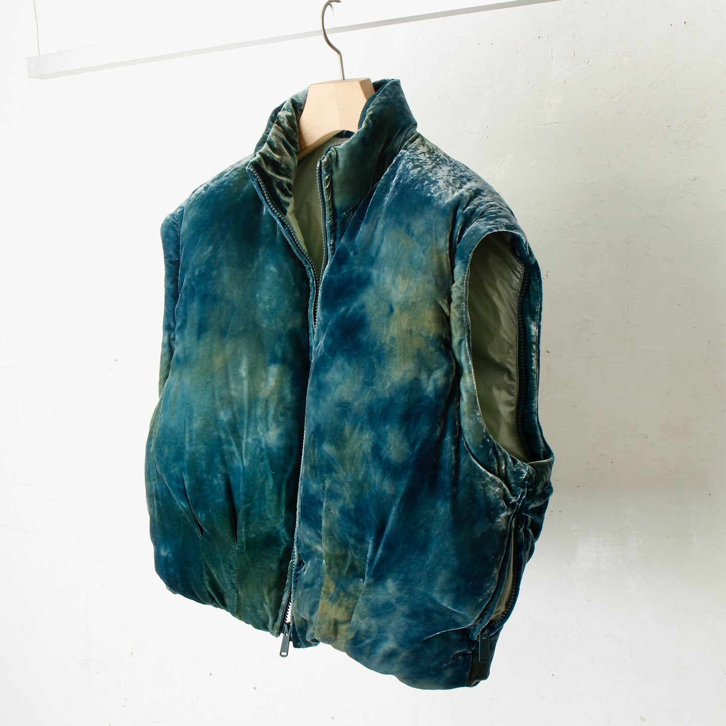 VELVET PUFFER JACKET / EMERALD