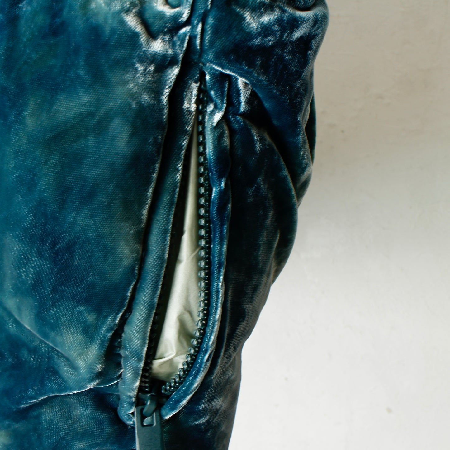 VELVET PUFFER JACKET / EMERALD