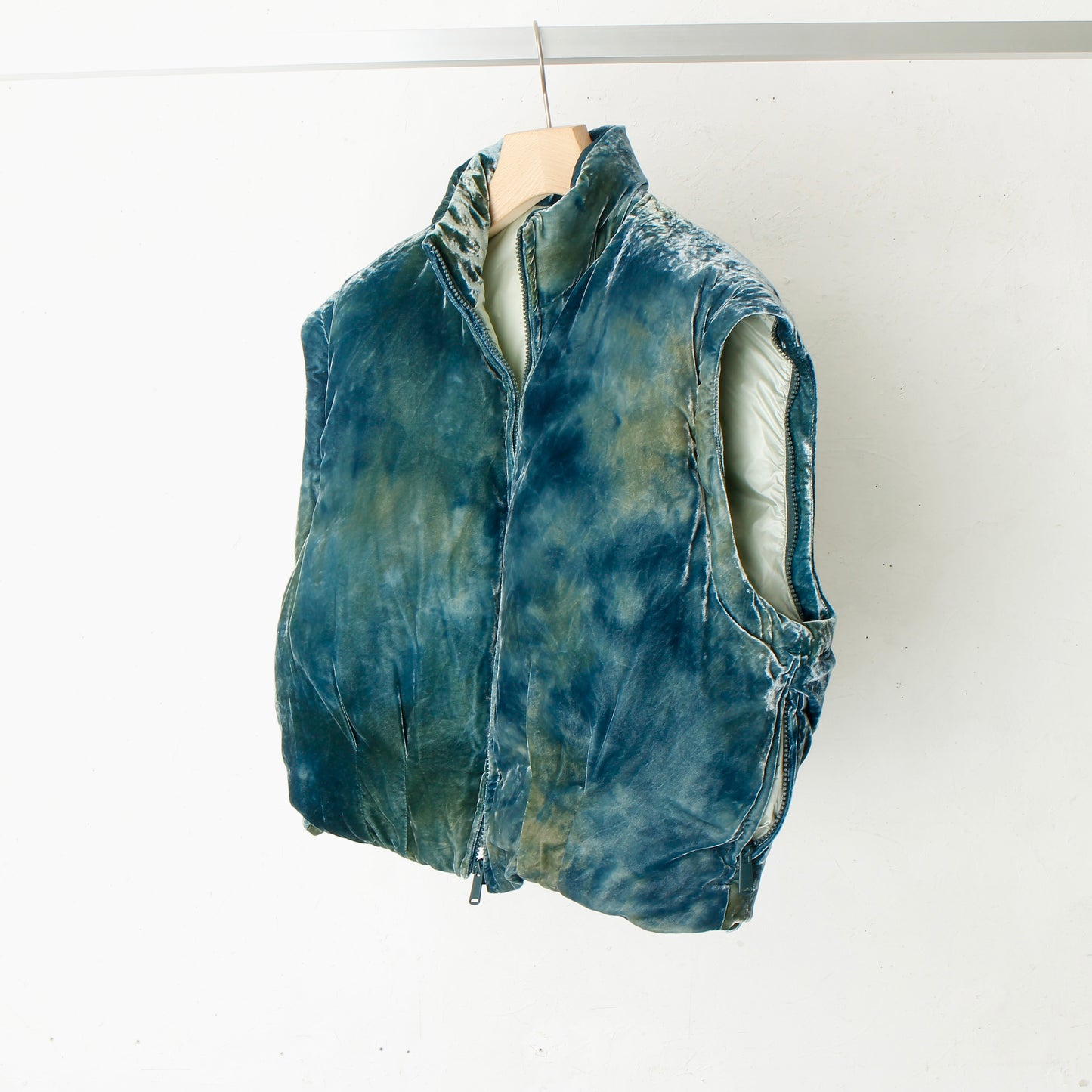 VELVET PUFFER JACKET / EMERALD