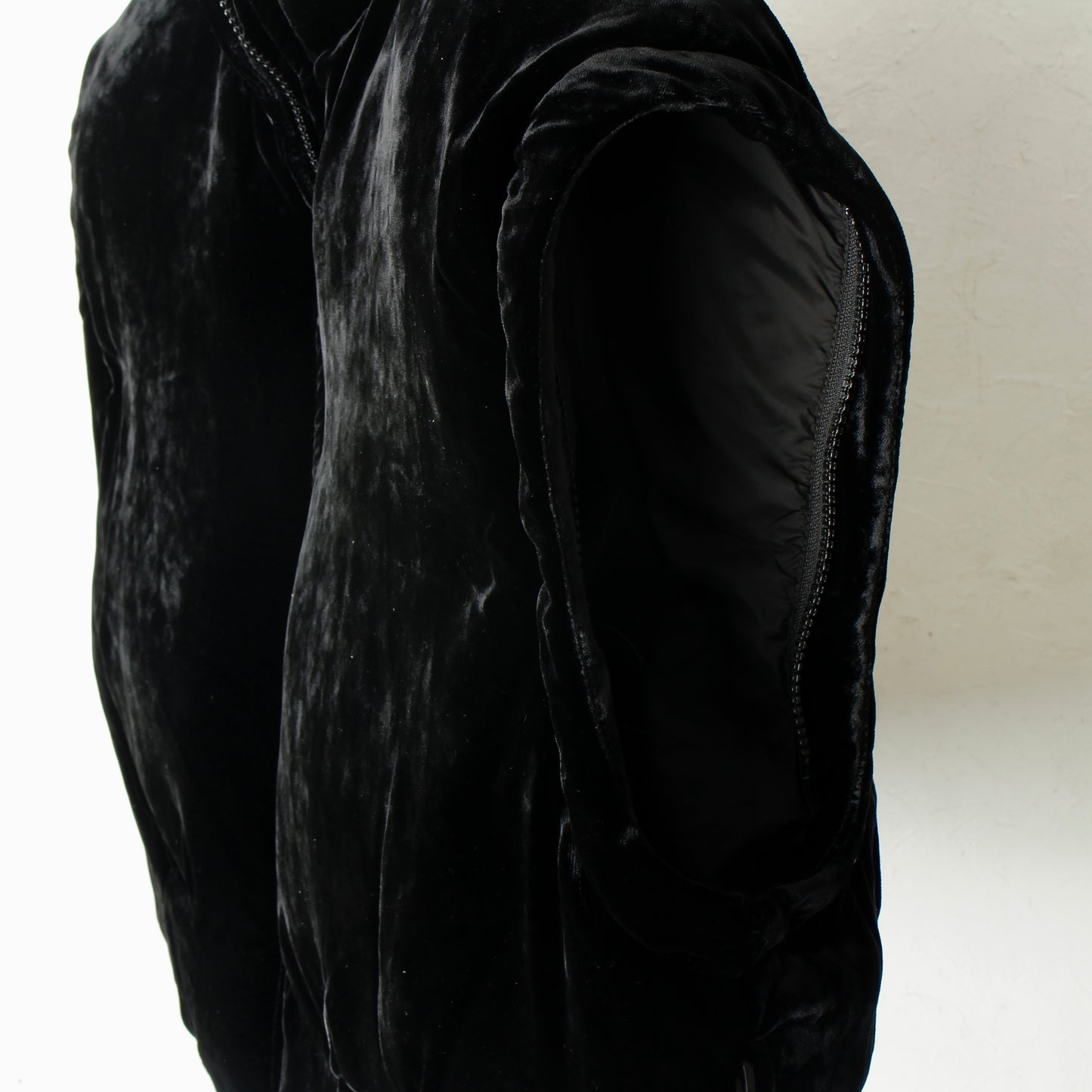 VELVET PUFFER JACKET / BLACK