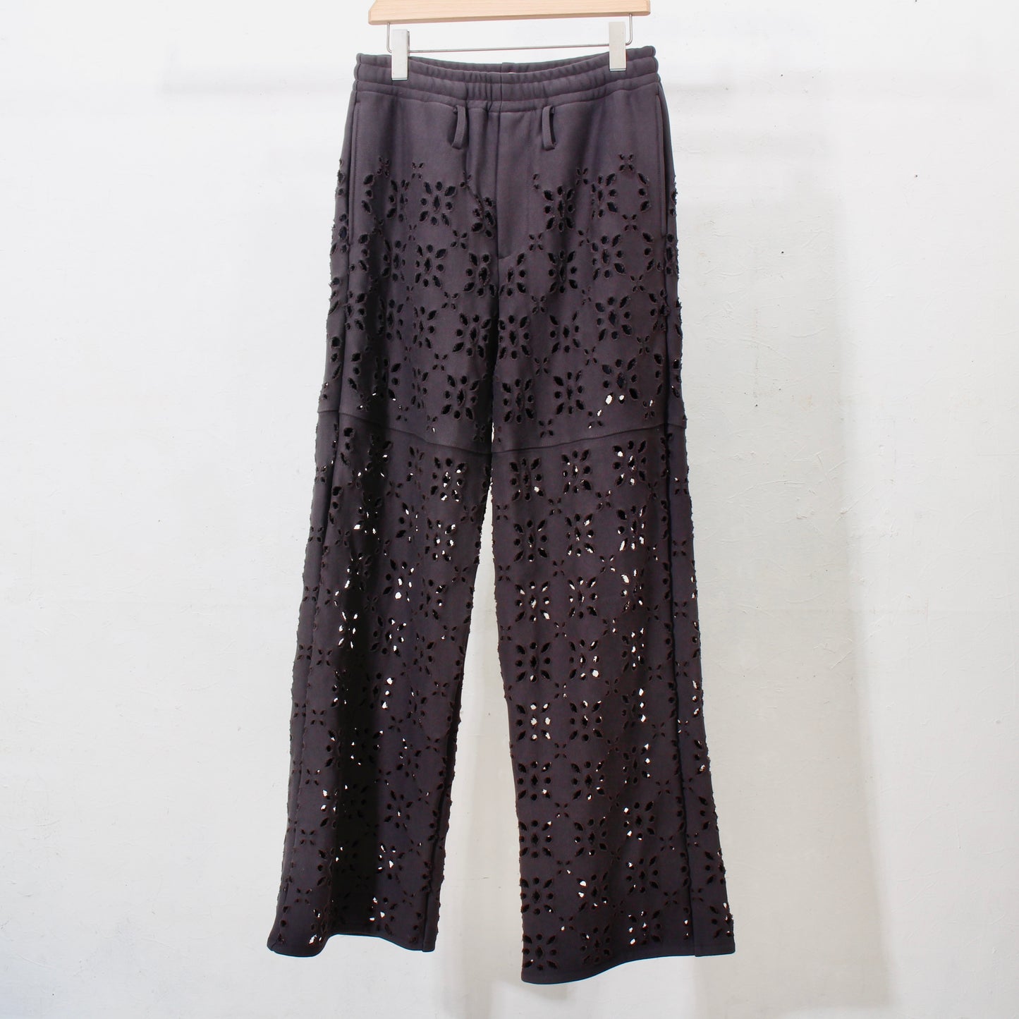 FLOWER HOLE SWEAT PANTS / bk
