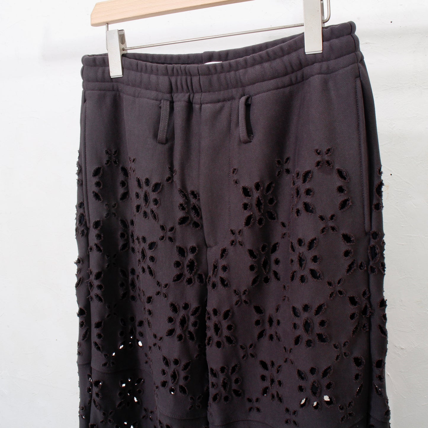 FLOWER HOLE SWEAT PANTS / bk