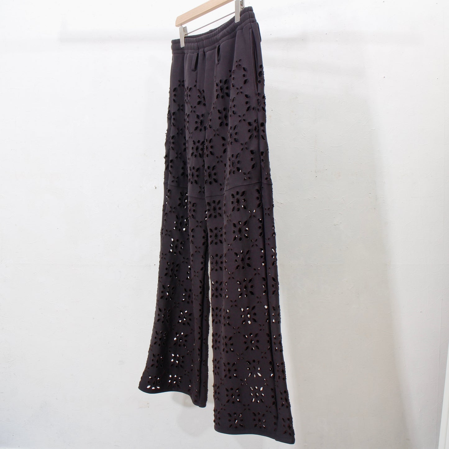 FLOWER HOLE SWEAT PANTS / bk
