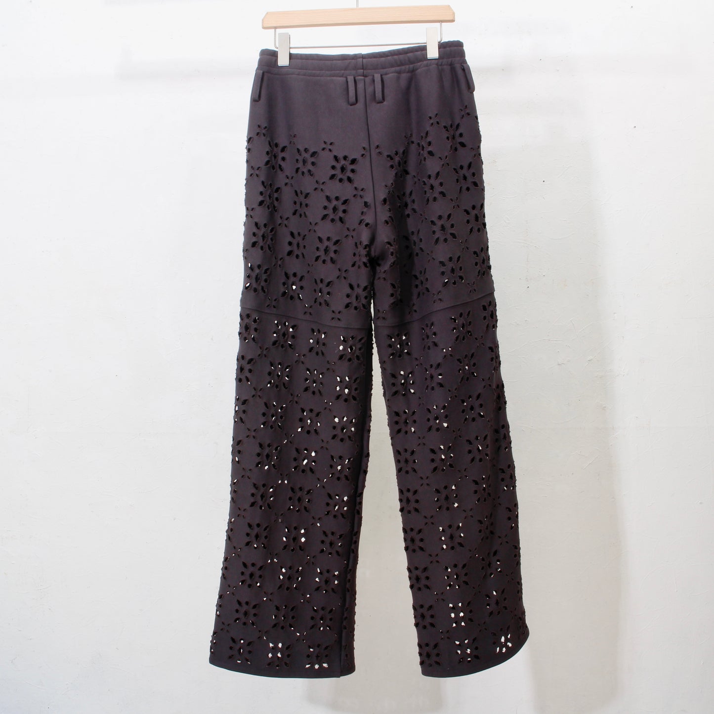 FLOWER HOLE SWEAT PANTS / bk