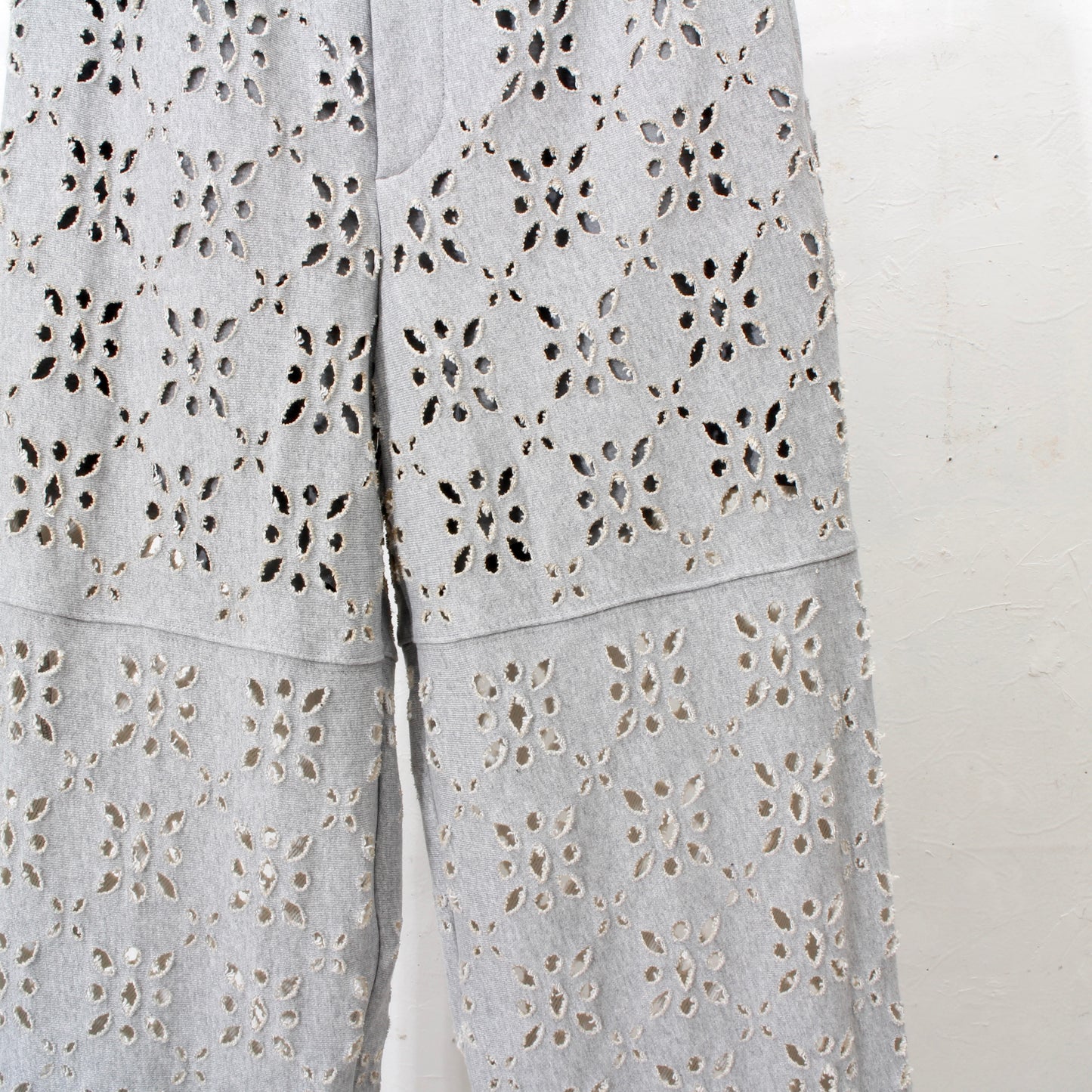 FLOWER HOLE SWEAT PANTS / gray