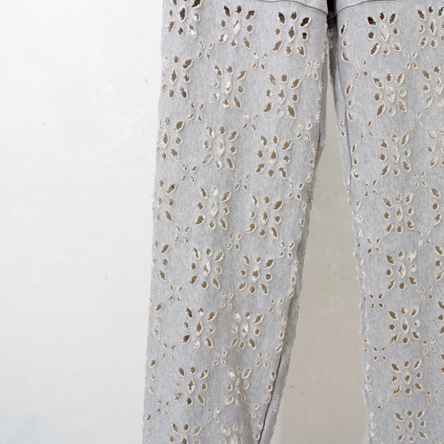 FLOWER HOLE SWEAT PANTS / gray