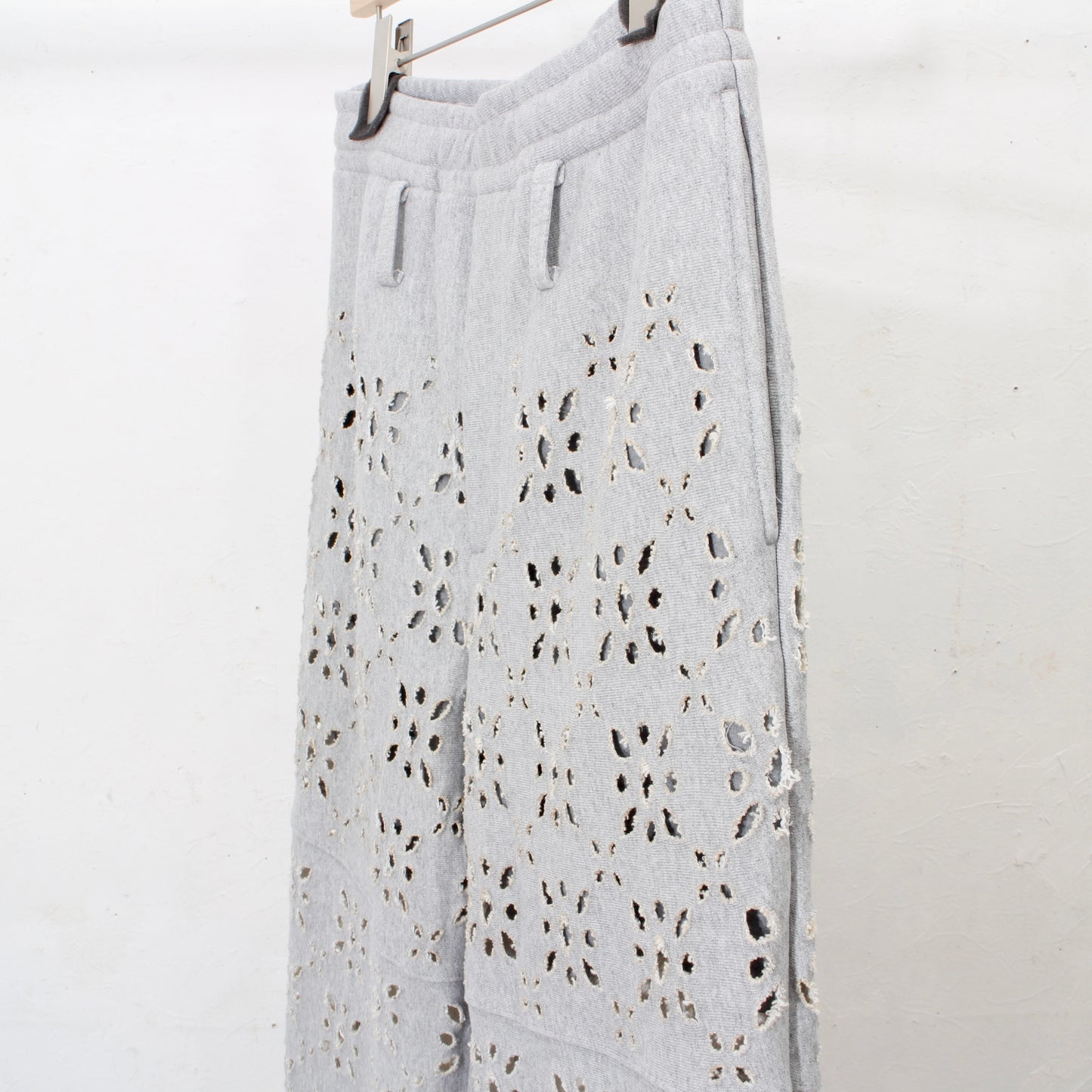 FLOWER HOLE SWEAT PANTS / gray