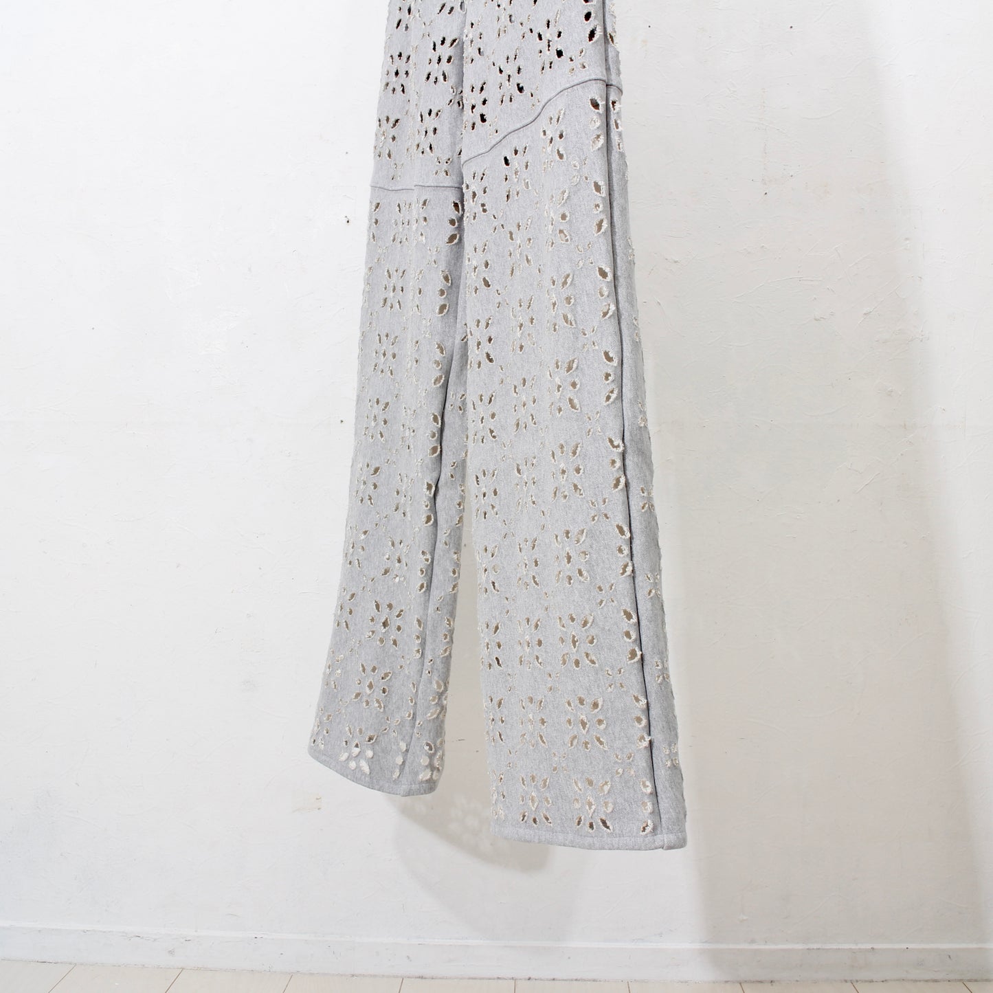 FLOWER HOLE SWEAT PANTS / gray