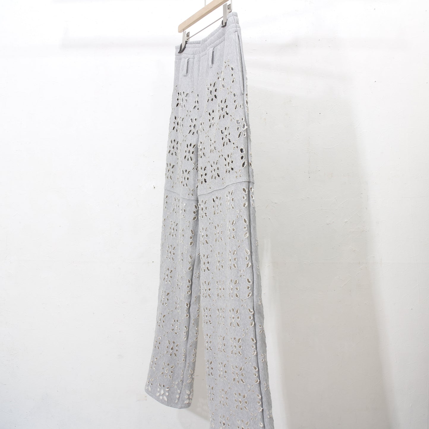 FLOWER HOLE SWEAT PANTS / gray