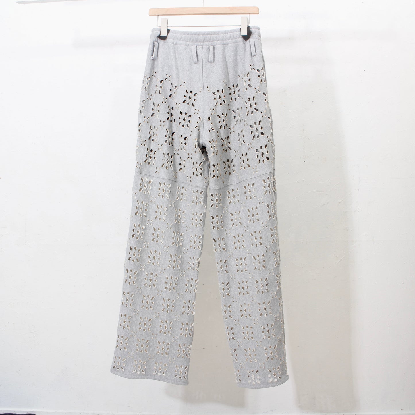 FLOWER HOLE SWEAT PANTS / gray