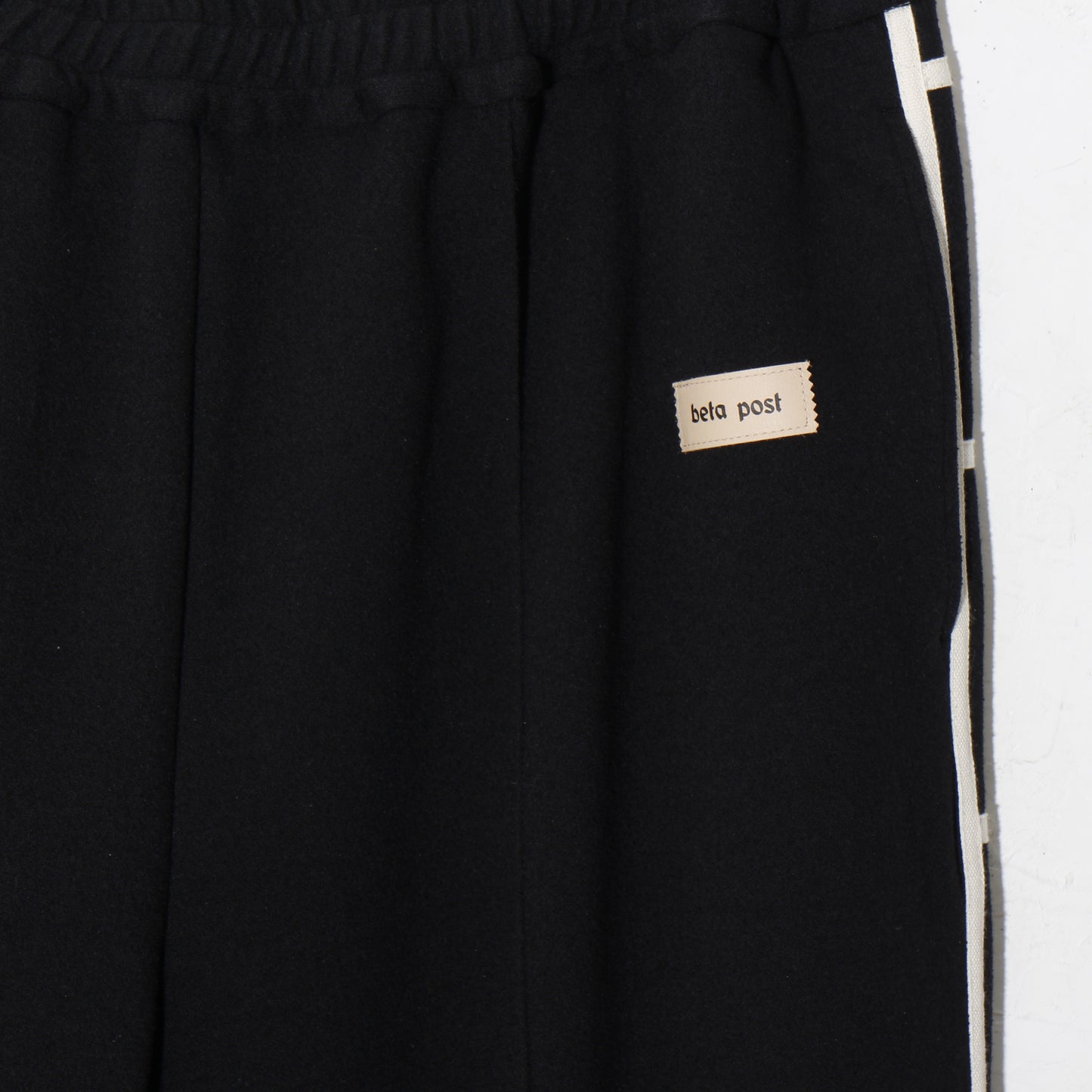 "amida" line track pants / black
