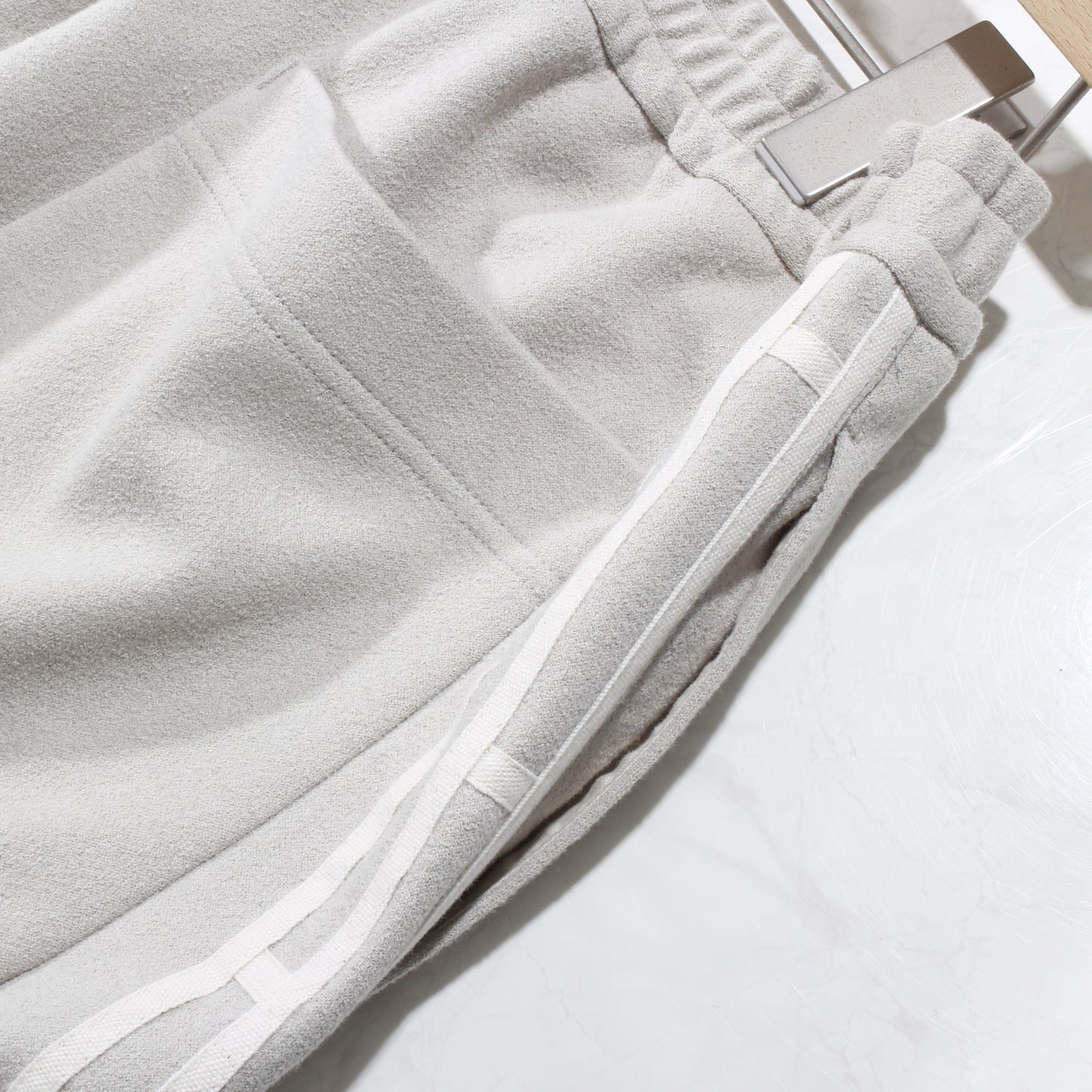 "amida" line track pants / beige