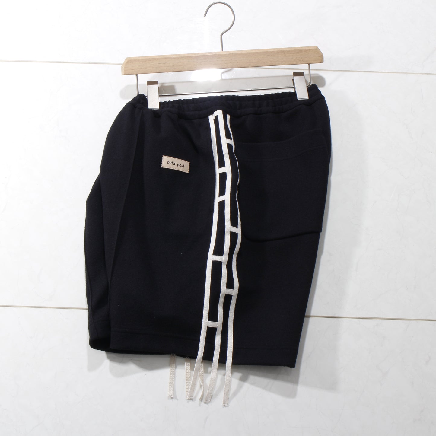 "amida" line track short pants / black