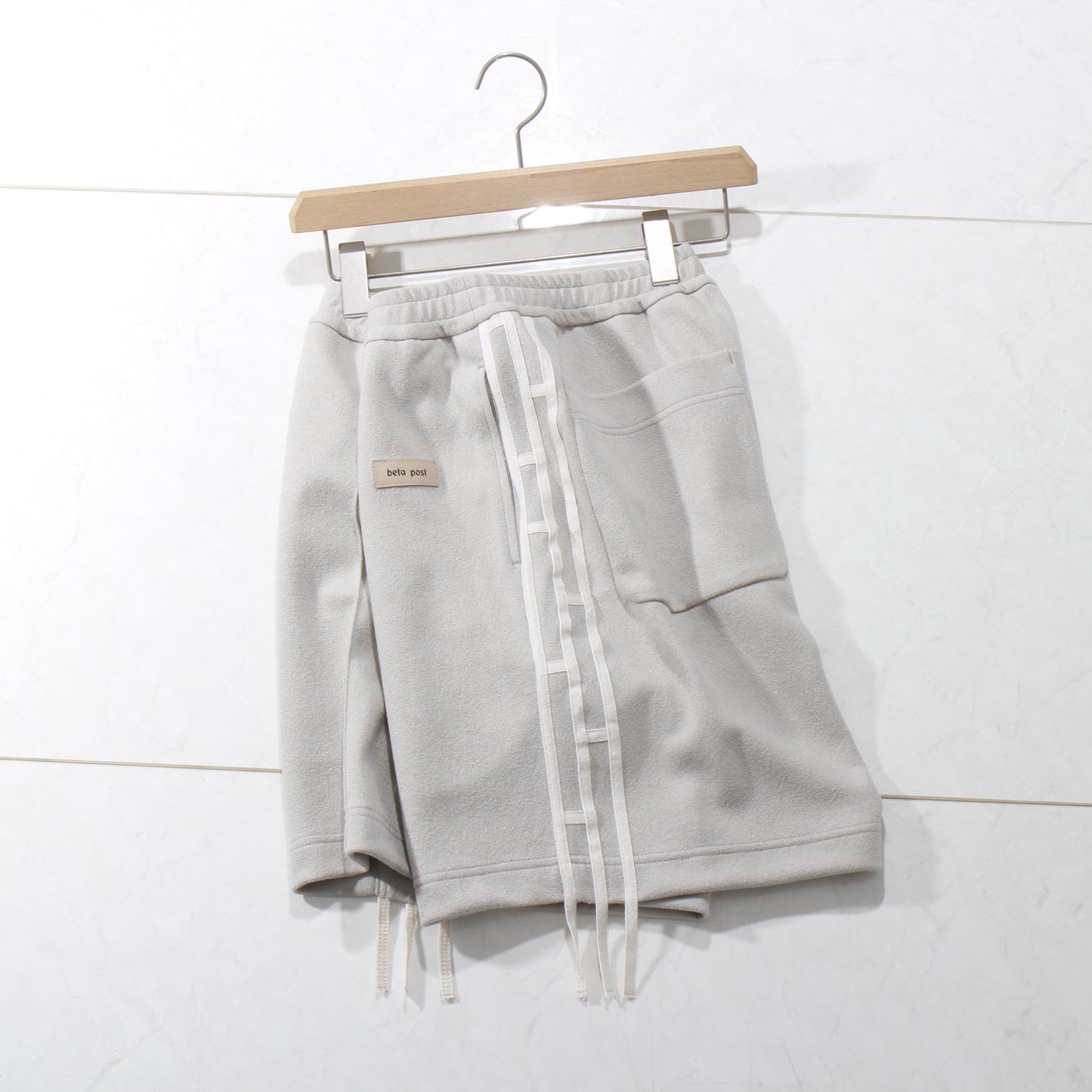 "amida" line track short pants / beige