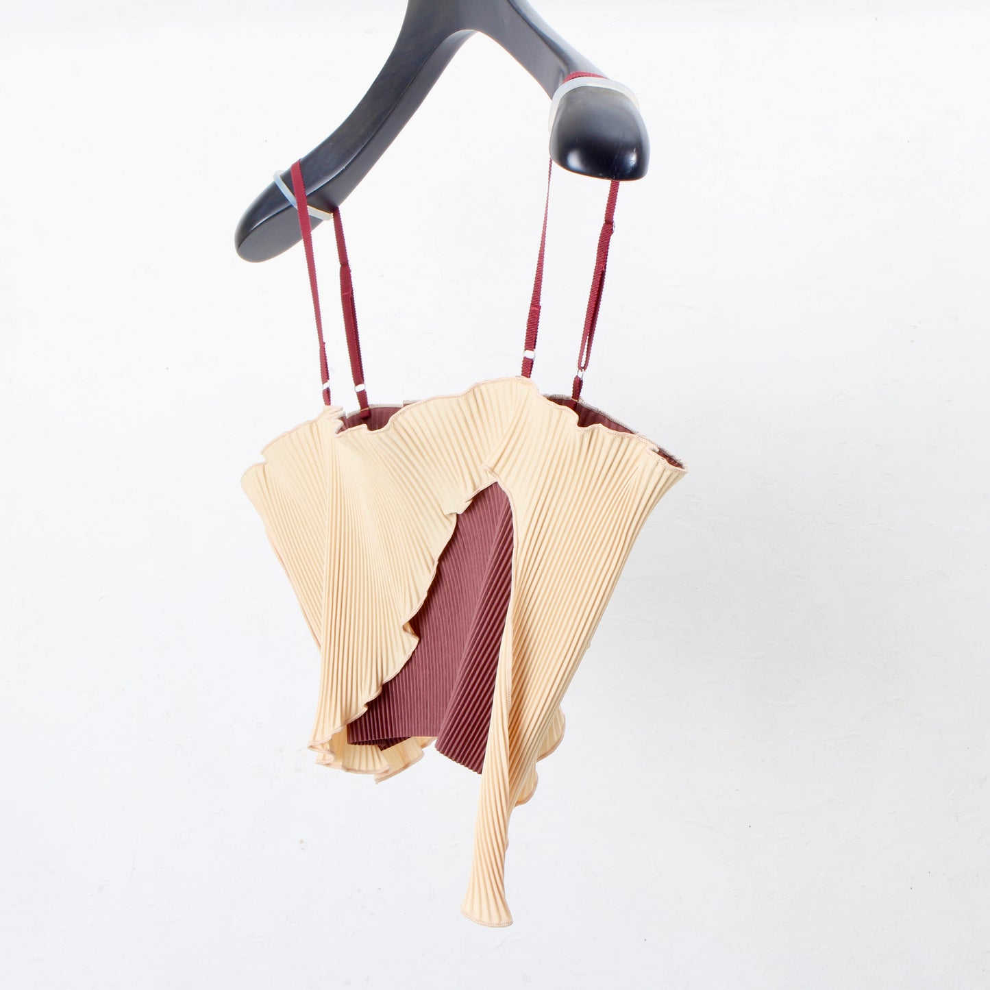 to do kotohayokozawa / feering wave camisole / dk.red