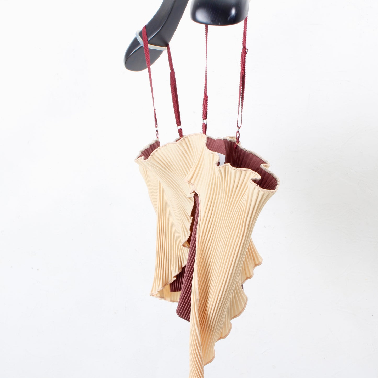to do kotohayokozawa / feering wave camisole / dk.red