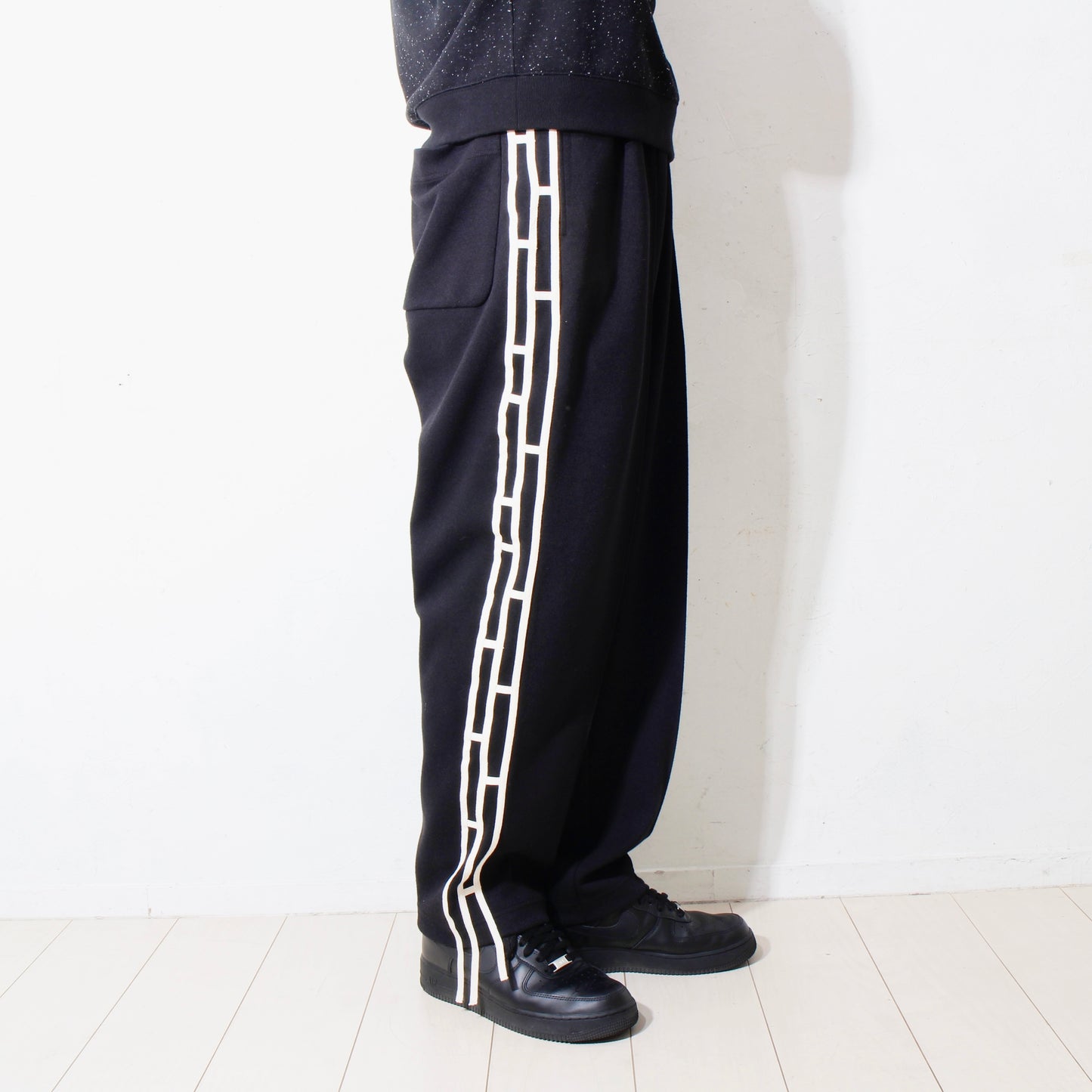 "amida" line track pants / black