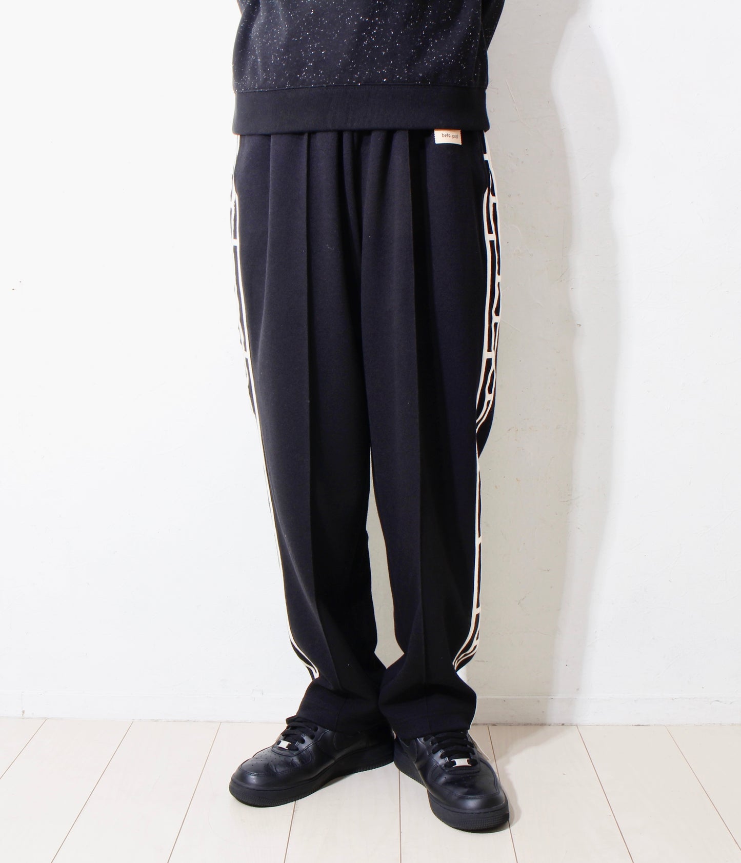 "amida" line track pants / black