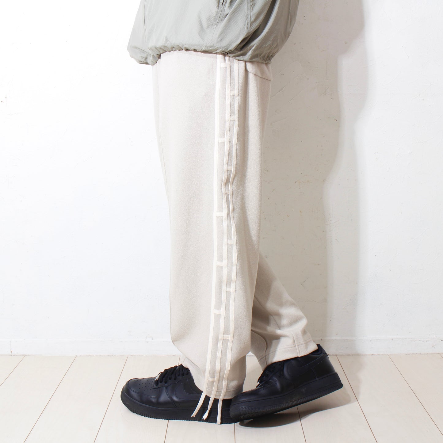 "amida" line track pants / beige