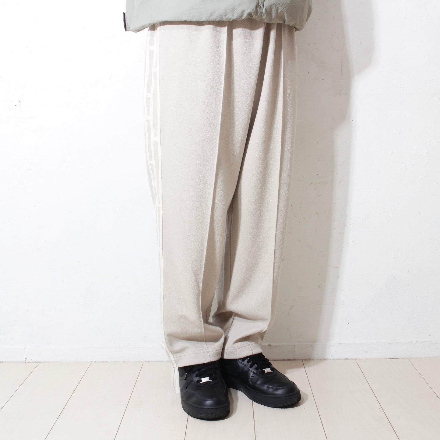 "amida" line track pants / beige