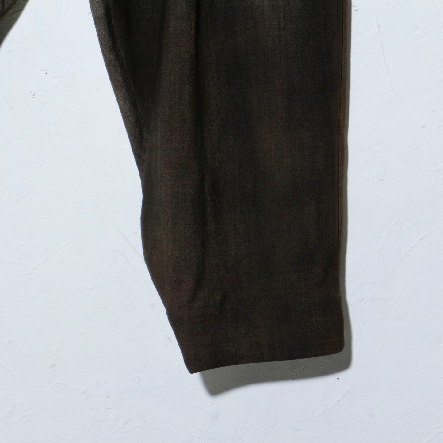 Uneven Dyed 6tuck Pants / charcoal