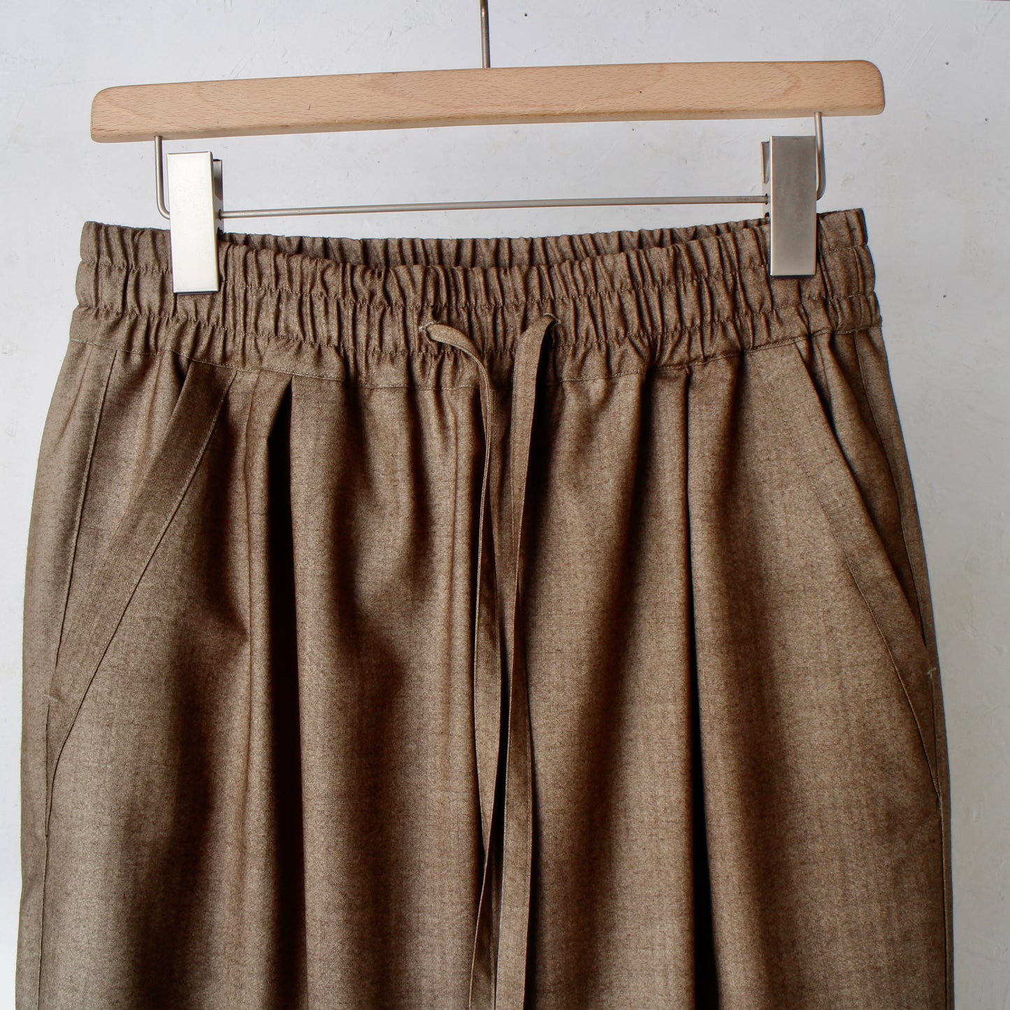 Uneven Dyed Tapered Pants / brown-beige