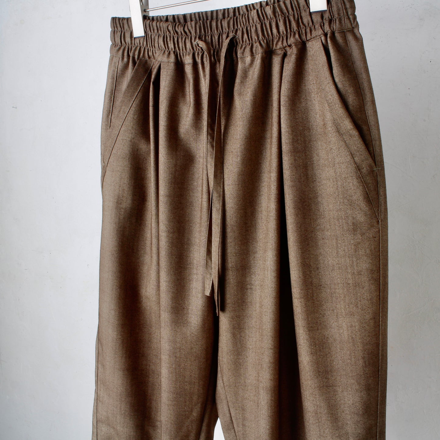 Uneven Dyed Tapered Pants / brown-beige