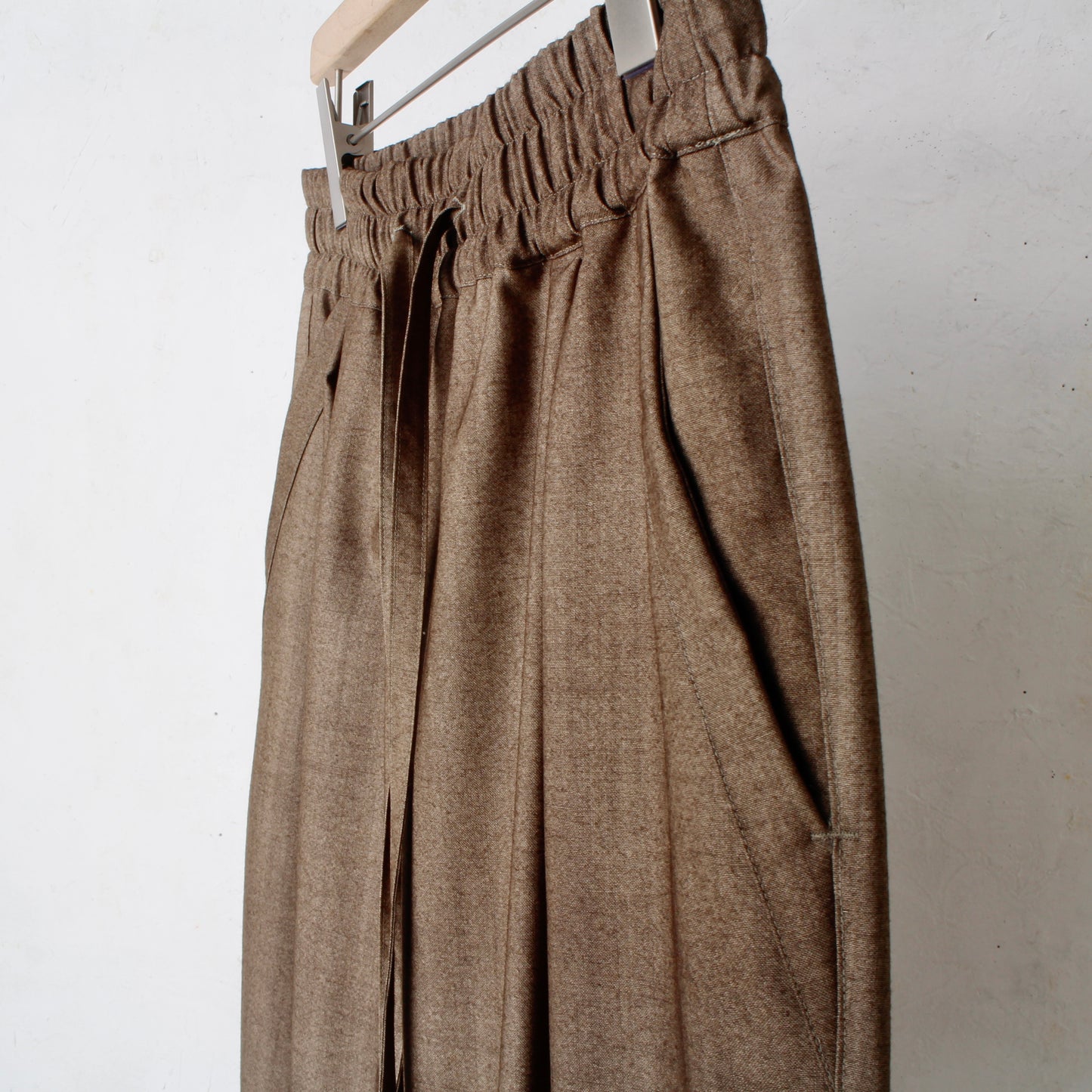 Uneven Dyed Tapered Pants / brown-beige