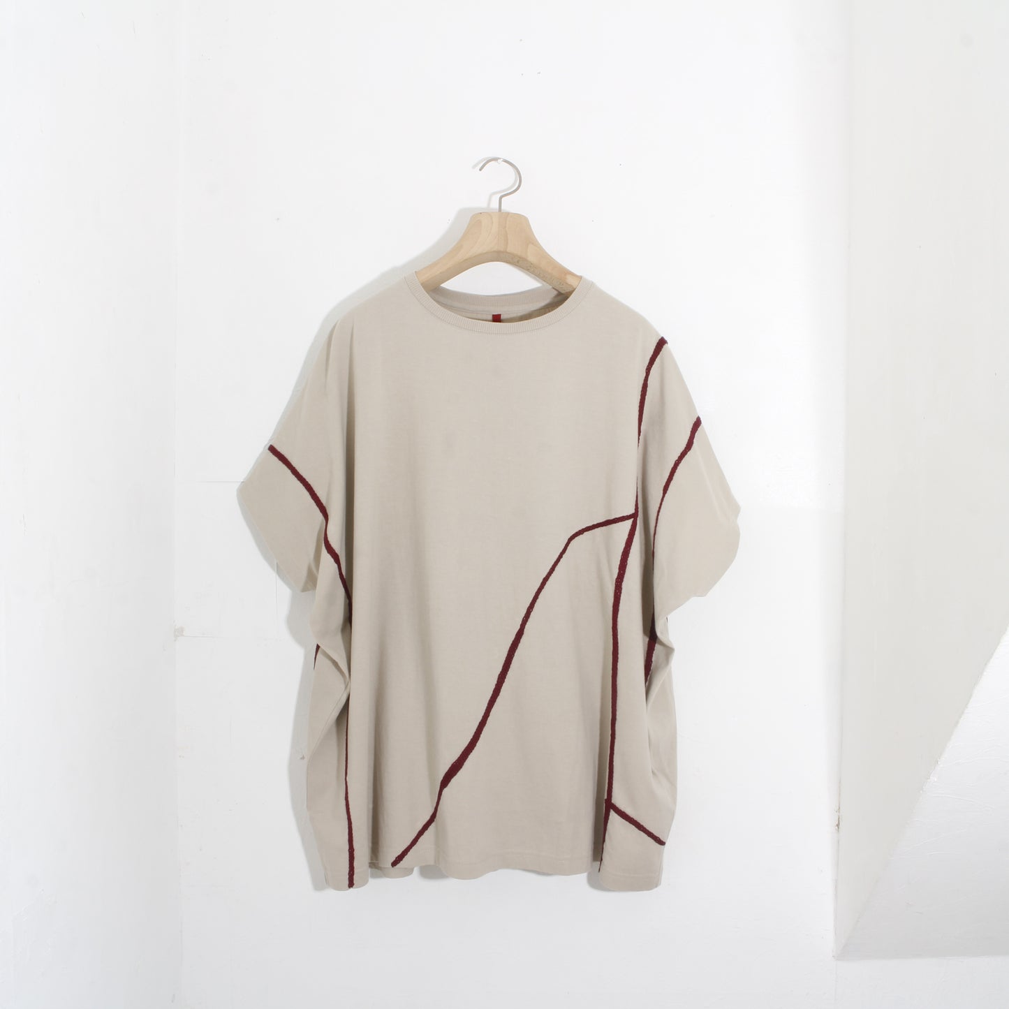 Hand Embroidery cut&sewn LAKE / off-white ×red