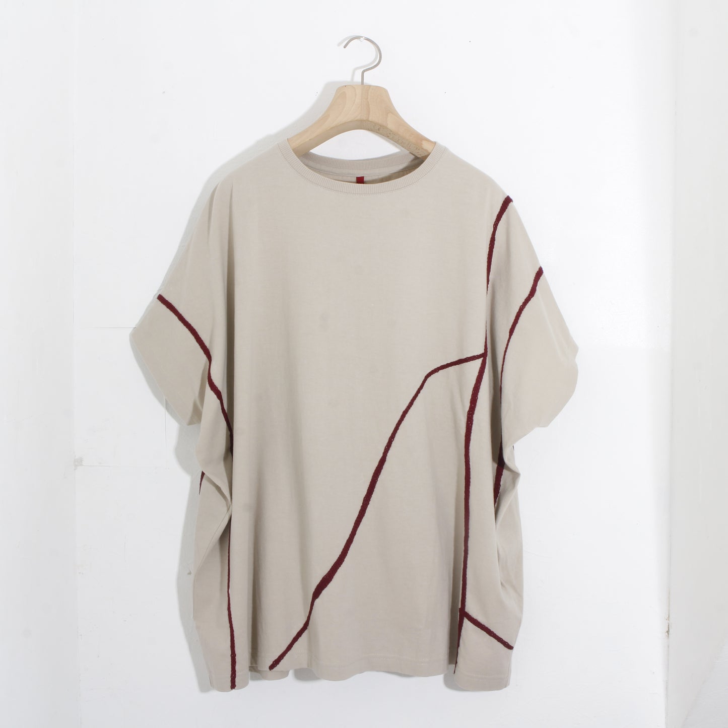 Hand Embroidery cut&sewn LAKE / off-white ×red