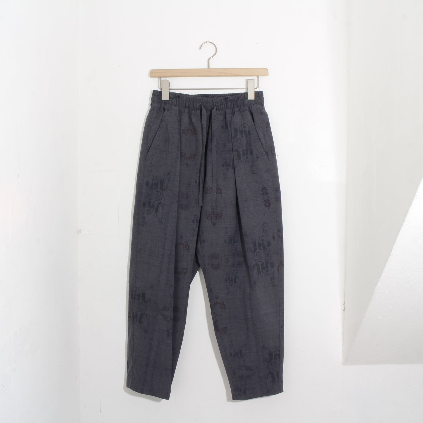 india wall print tapered pants / gray