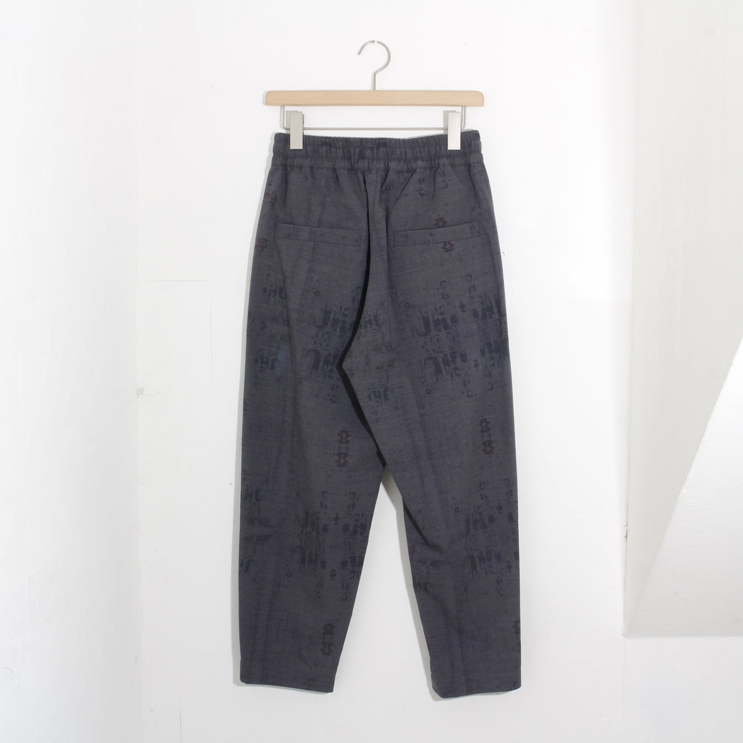 india wall print tapered pants / gray