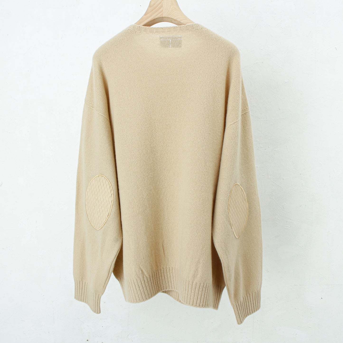 slited leather elbow patch sweater / beige