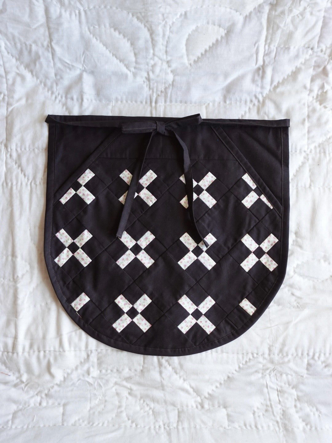 【HOUSE QUILT】 / APRON（ROUND）＜CROSS＞　※受注生産アイテムとなります。