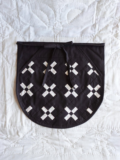 【HOUSE QUILT】 / APRON（ROUND）＜CROSS＞　※受注生産アイテムとなります。