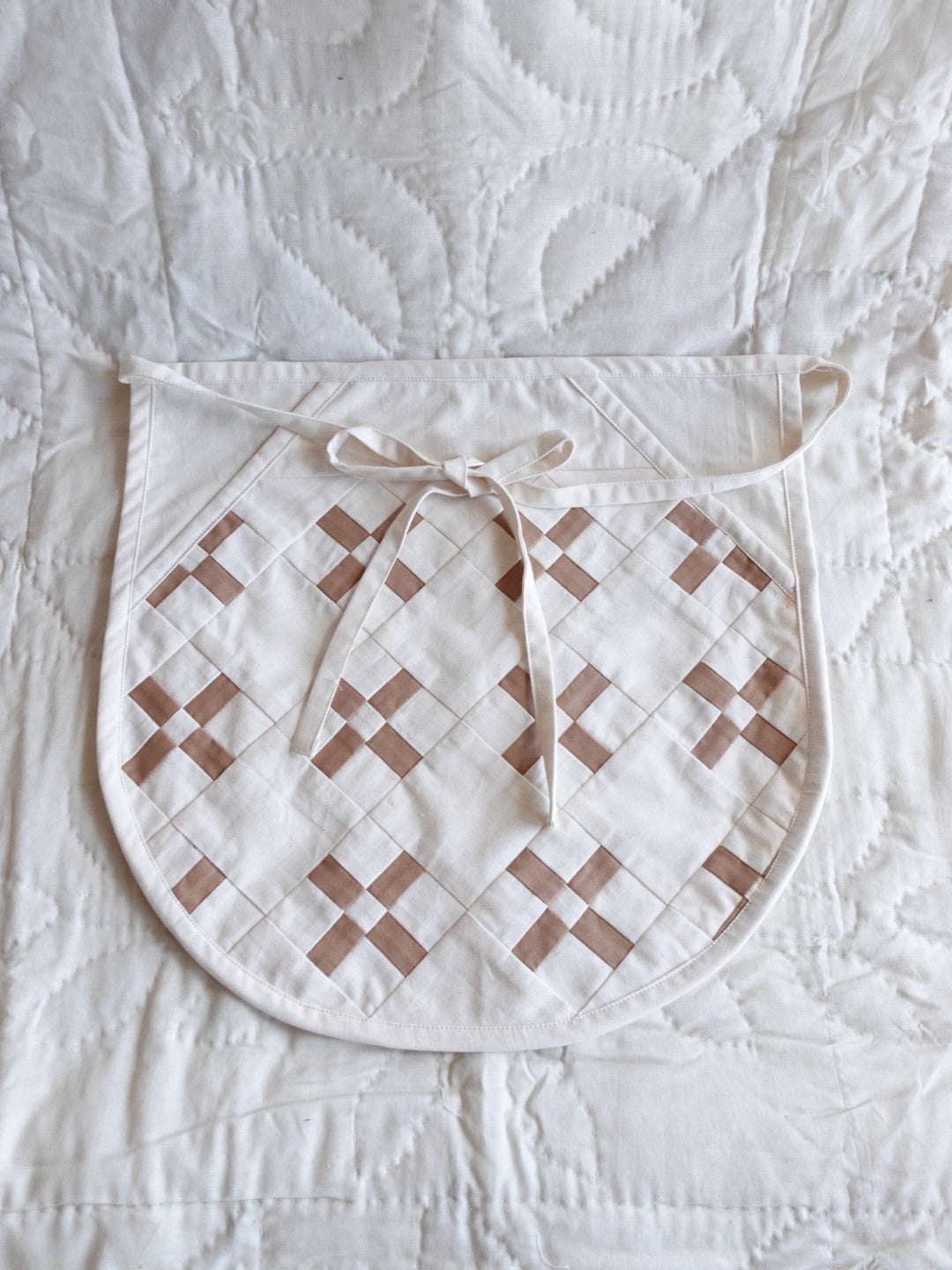 【HOUSE QUILT】 / APRON（ROUND）＜CROSS＞　※受注生産アイテムとなります。