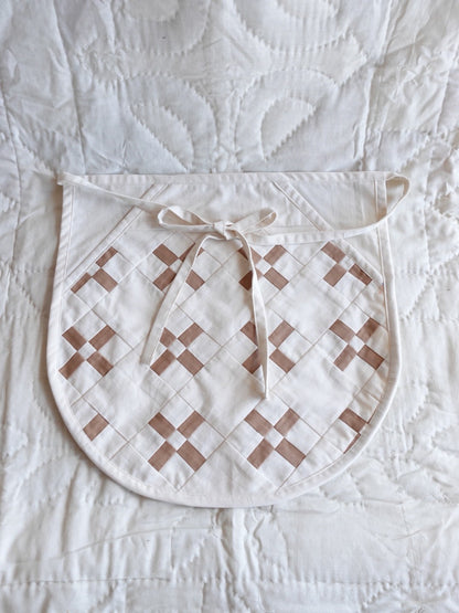 【HOUSE QUILT】 / APRON（ROUND）＜CROSS＞　※受注生産アイテムとなります。