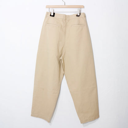 TWILL PLEATED PANTS　/ beige
