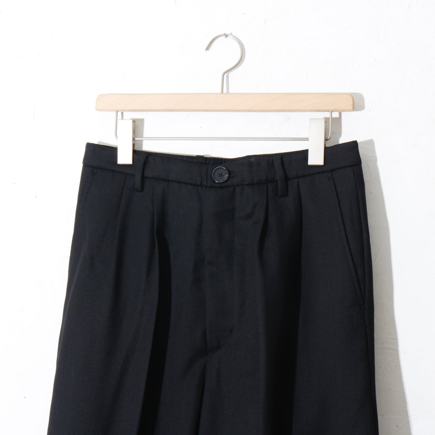 TUCKED WIDE TROUSERS / black