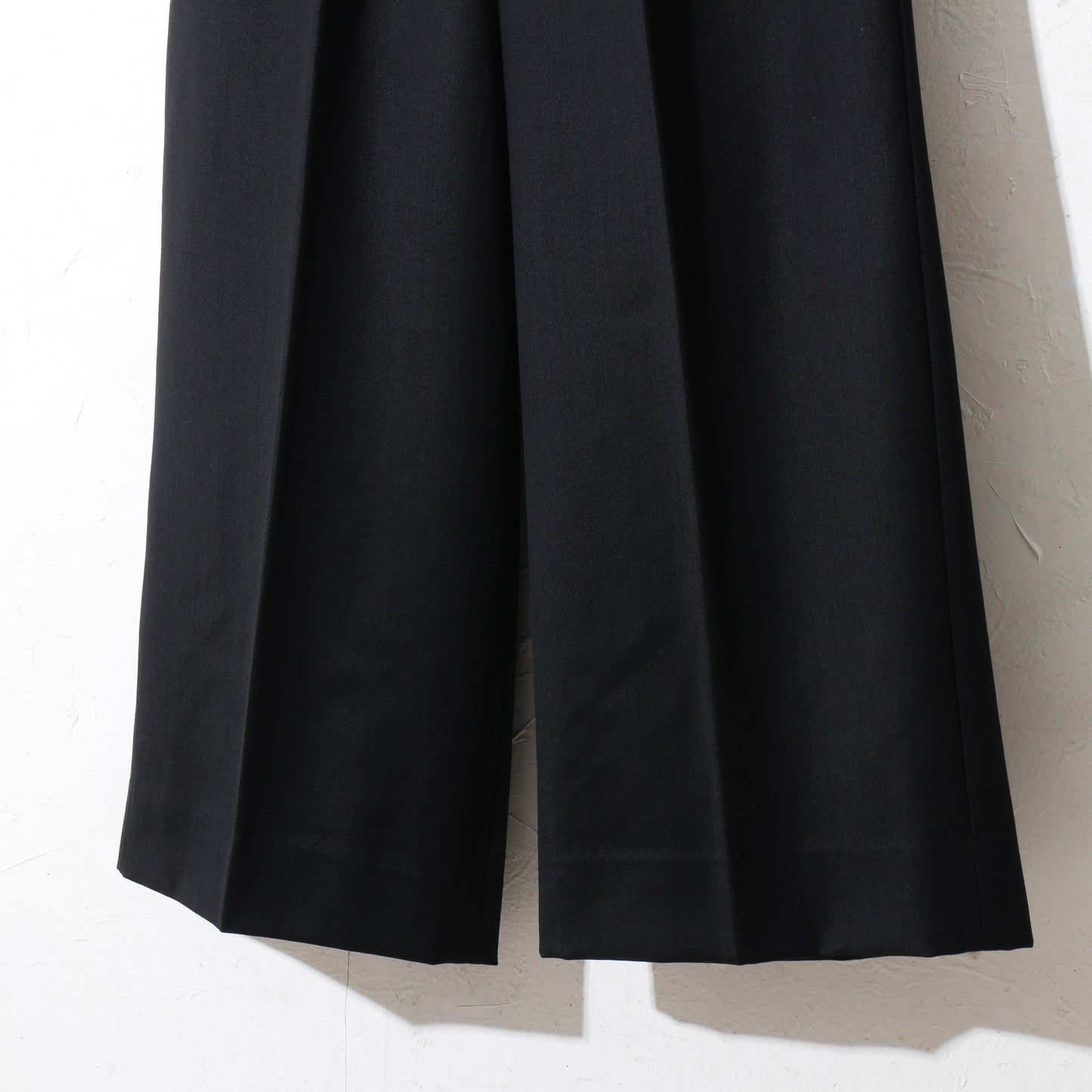 TUCKED WIDE TROUSERS / black