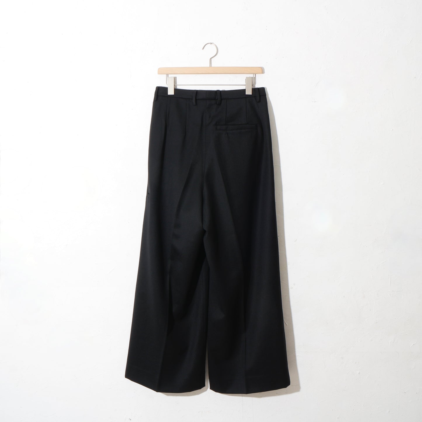 TUCKED WIDE TROUSERS / black