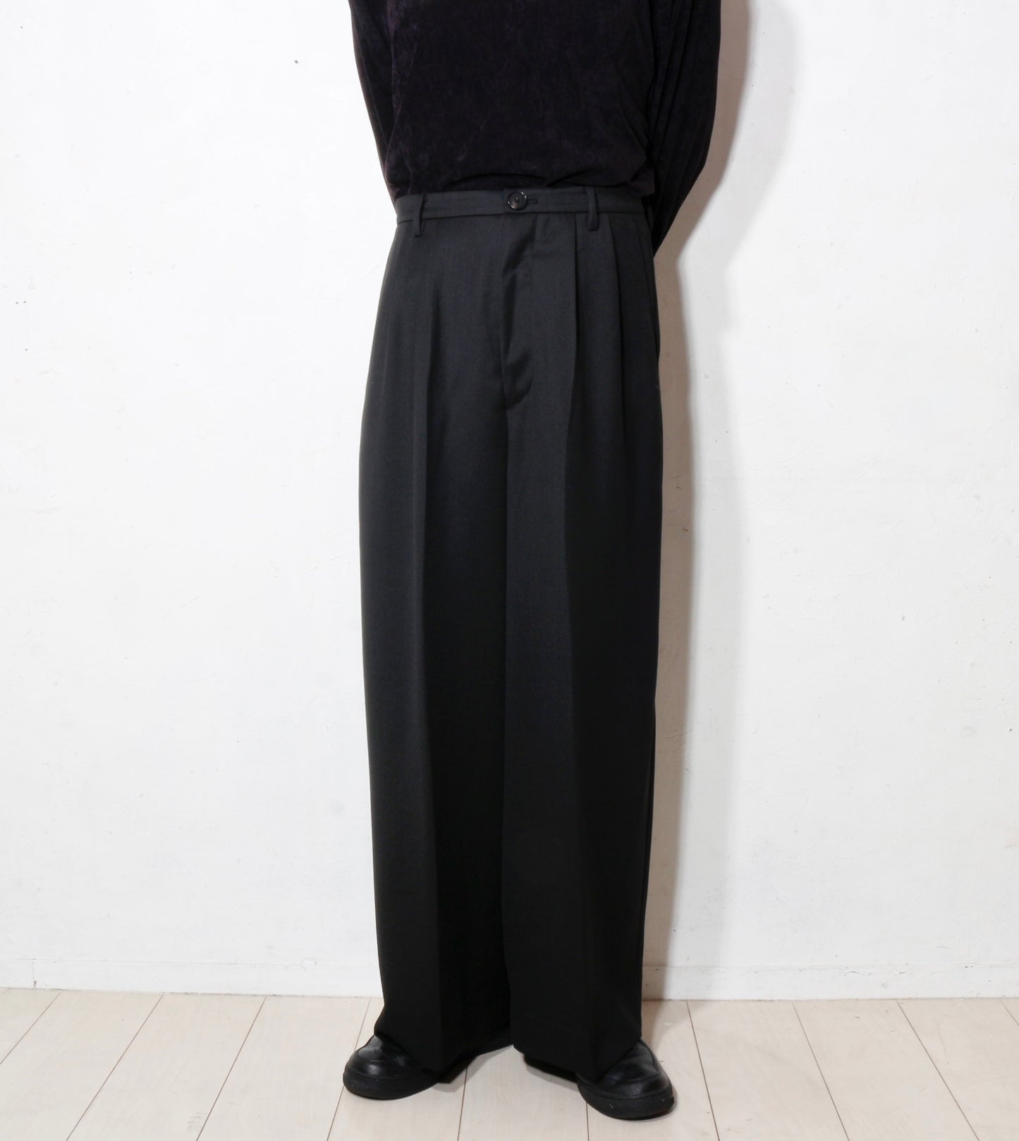 TUCKED WIDE TROUSERS / black