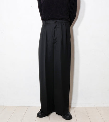 TUCKED WIDE TROUSERS / black