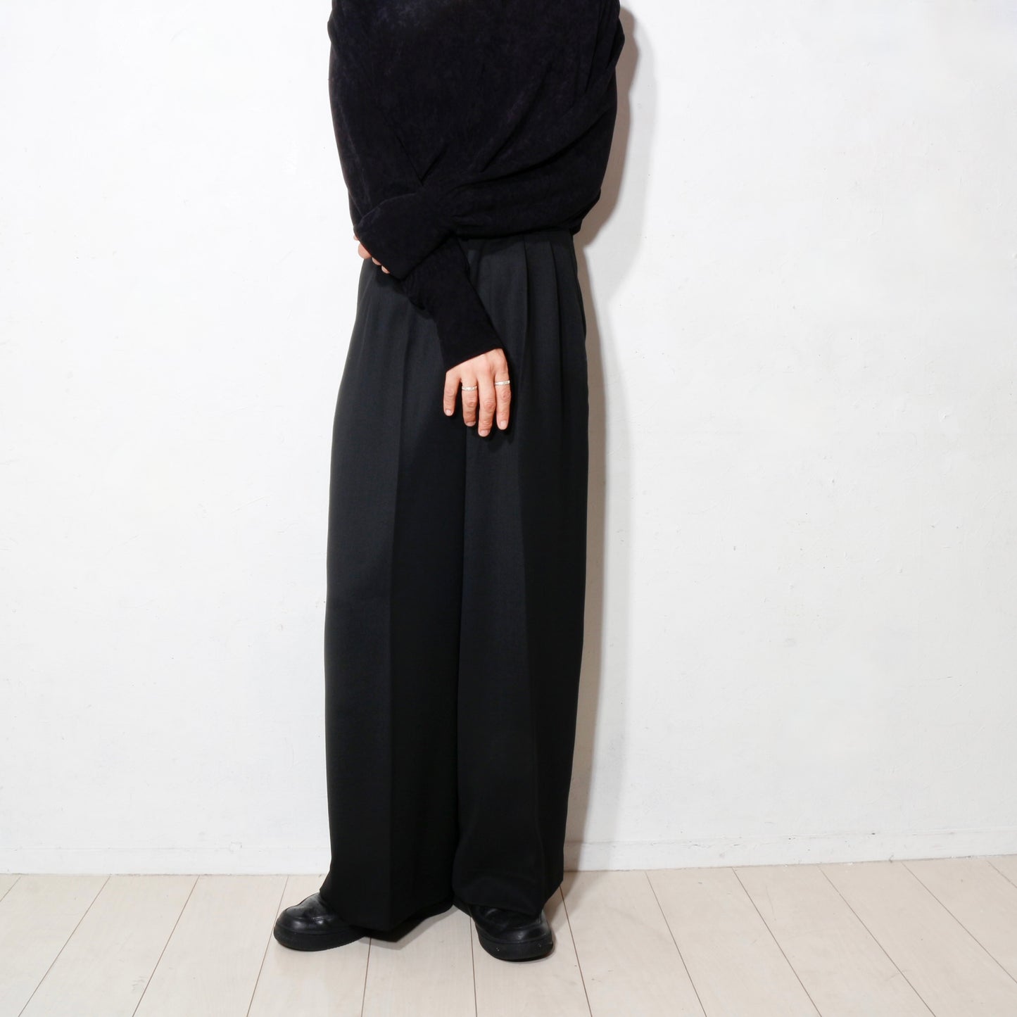 TUCKED WIDE TROUSERS / black