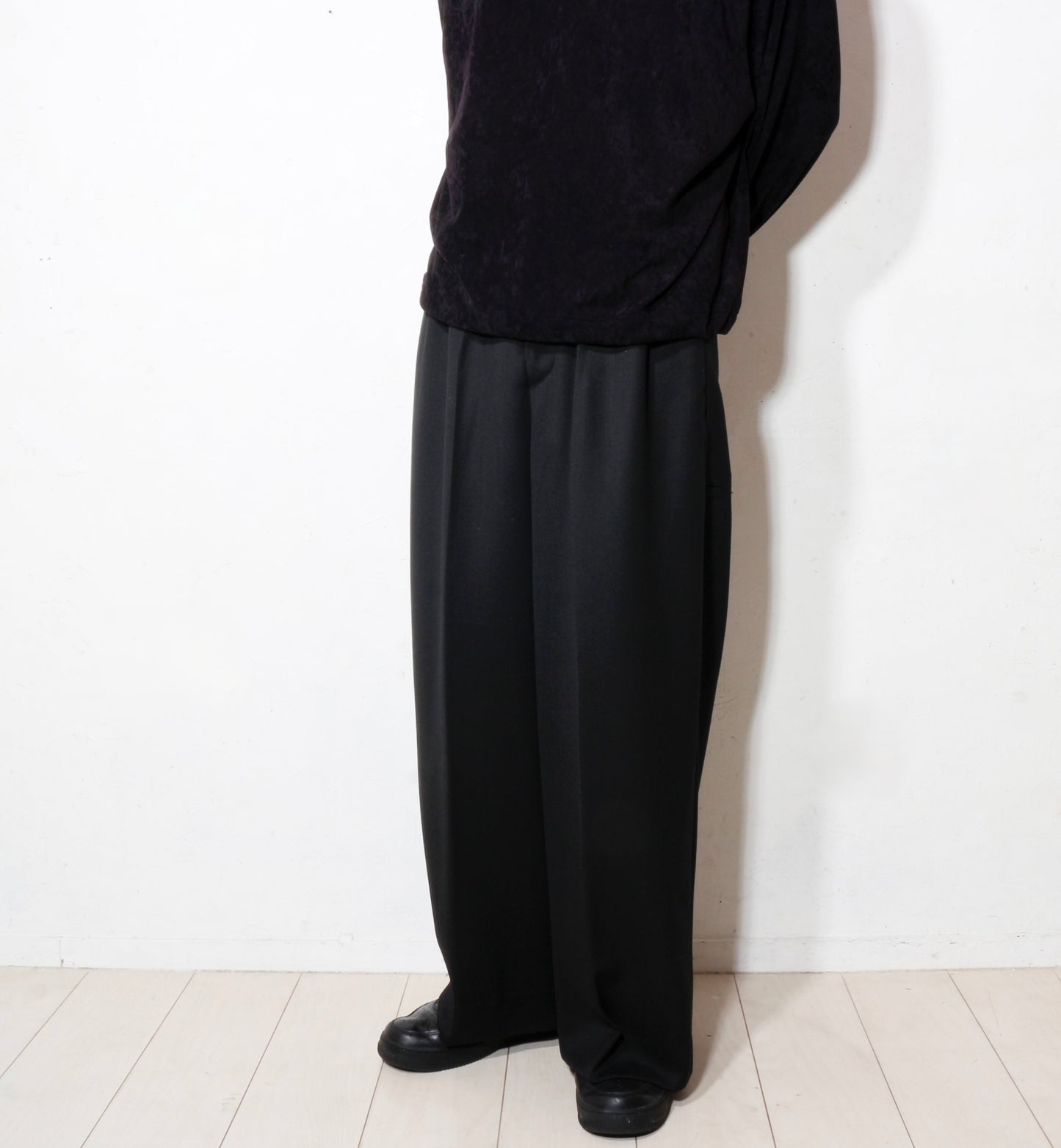 TUCKED WIDE TROUSERS / black