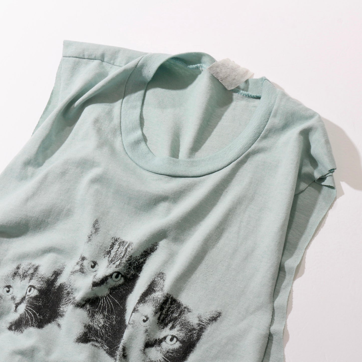 バックヤード / 3匹の猫ちゃん　cut off tee