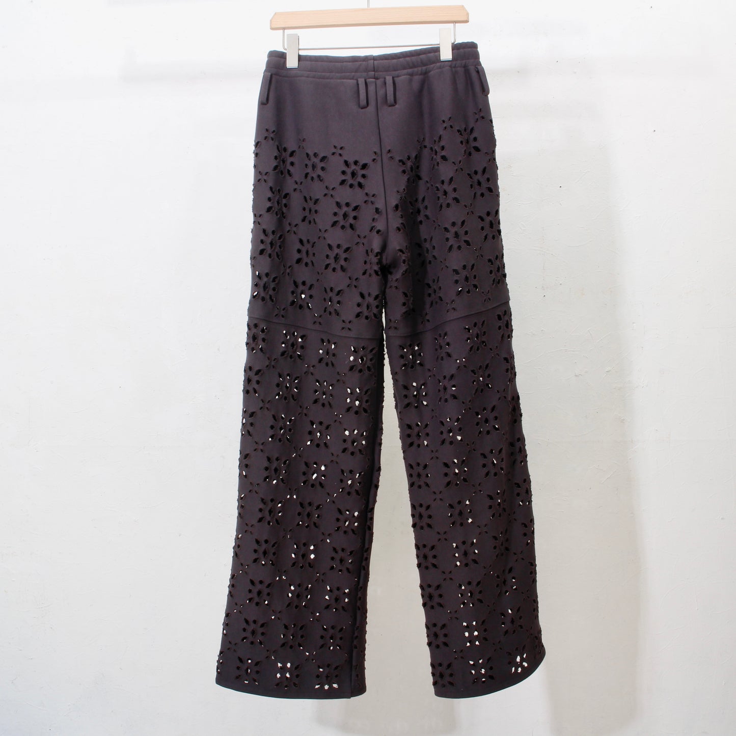 FLOWER HOLE SWEAT PANTS  / bk