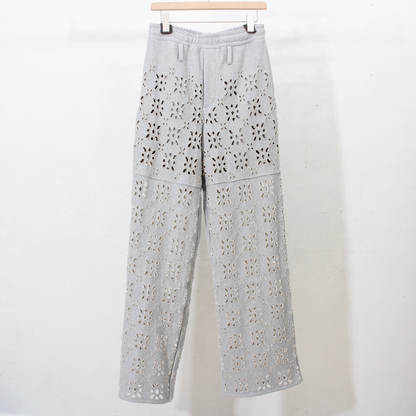 FLOWER HOLE SWEAT PANTS  / gray